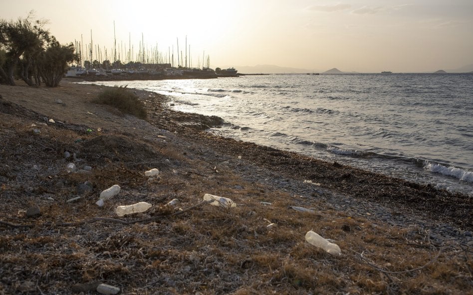 Zanieczyszczenie plastikiem widać między innymi na śródziemnomorskich plażach.