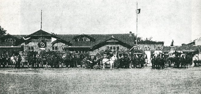 Pierwsza siedziba WTC mieściła się przy Marszałkowskiej u zbiegu Koszykowej i Kalksta (dziś Śniadeck