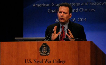Robert D. Kaplan (na zdjęciu) uważa, że wraz z końcem zimnej wojny ludzie Zachodu uwierzyli, iż mogą