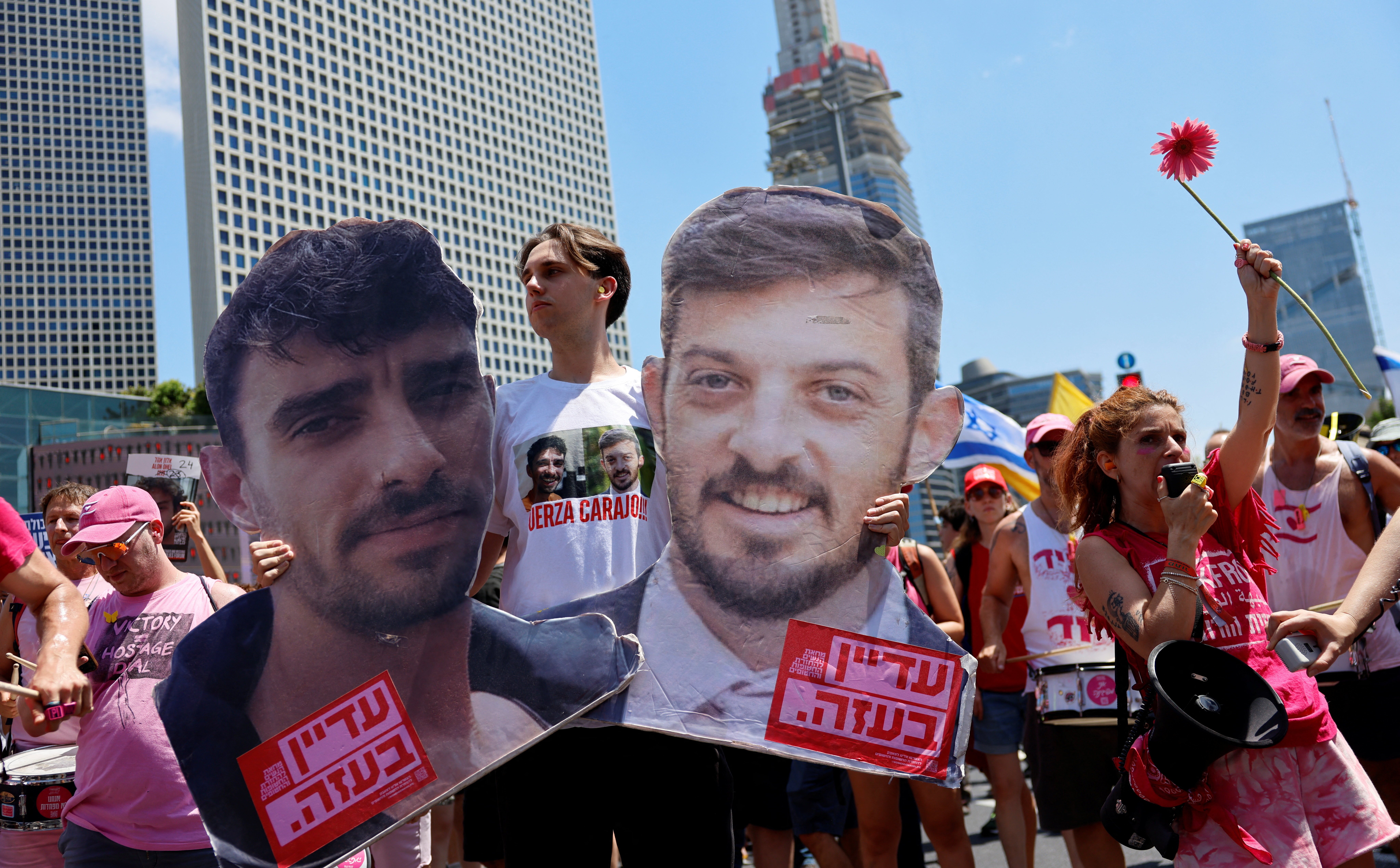 Protesty w kilku miastach Izraela. Ludzie z żółtymi transparentami przed domem Beniamina Netanjahu