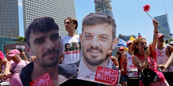 Protesty w kilku miastach Izraela. Ludzie z żółtymi transparentami przed domem Beniamina Netanjahu