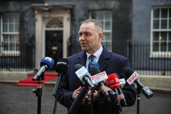 Prezydent Karol Nawrocki podczas wypowiedzi dla mediów po spotkaniu z premierem Wielkiej Brytanii w 