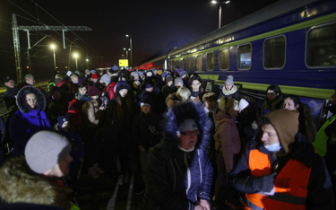 Przyjazd pociągu z uchodźcami z Ukrainy, Olkusz. Pociągiem ze Lwowa przyjechało około 1800 osób