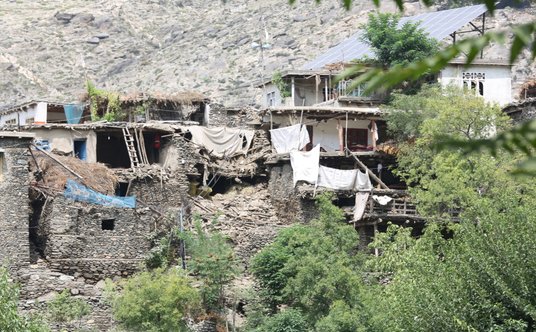Zniszczone w trzęsieniu ziemi domy w prowincji Nangarhar w Afganistanie