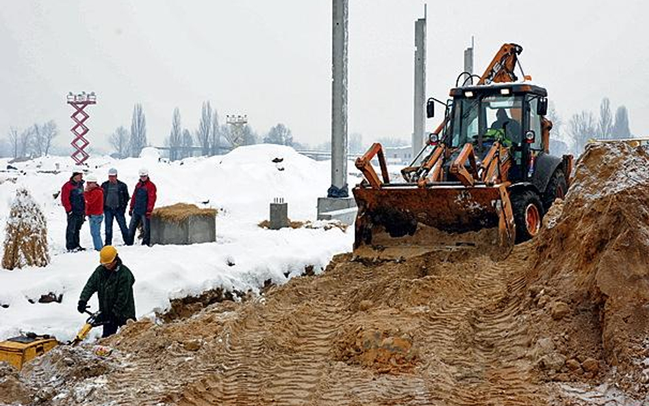 Śnieg tylko trochę przeszkadza w budowie hal