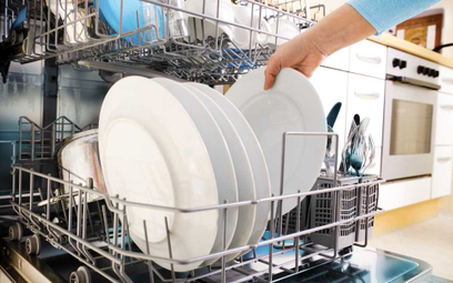 Myć naczynia ręcznie czy w zmywarce? Co jest tańsze?