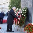 Obchody miesięcznicy katastrofy smoleńskiej. Jarosław Kaczyński składa wieniec przed Pomnikiem Prezy