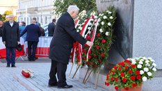 Obchody miesięcznicy katastrofy smoleńskiej. Jarosław Kaczyński składa wieniec przed Pomnikiem Prezy