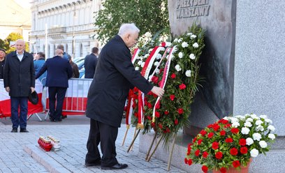 Obchody miesięcznicy katastrofy smoleńskiej. Jarosław Kaczyński składa wieniec przed Pomnikiem Prezy