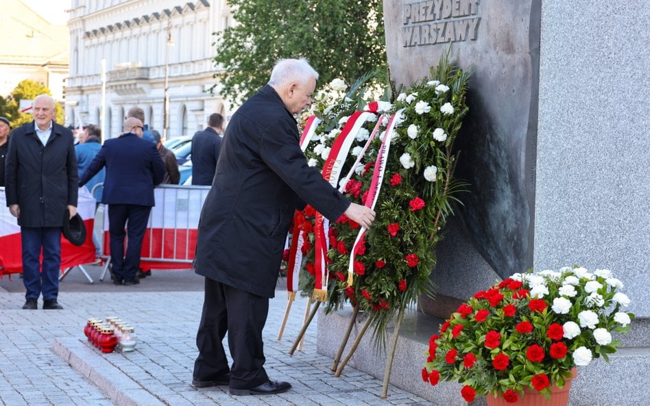 Obchody miesięcznicy katastrofy smoleńskiej. Jarosław Kaczyński składa wieniec przed Pomnikiem Prezy