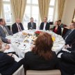 Uczestnicy debaty zgodzili się, że tradycyjna działalność pocztowa musi zostać uzupełniona o nowe us