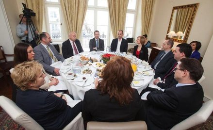 Uczestnicy debaty zgodzili się, że tradycyjna działalność pocztowa musi zostać uzupełniona o nowe us