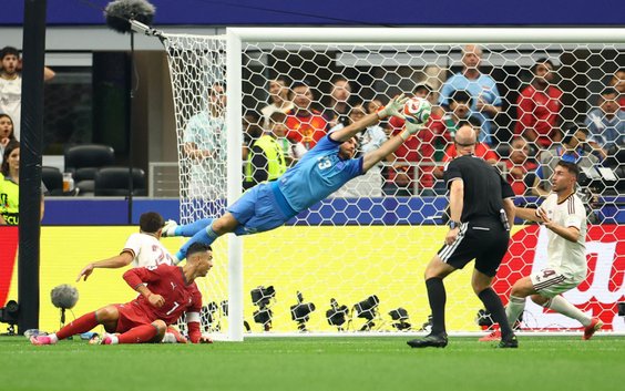 Unai Simon broni strzał Cristiano Ronaldo w meczu Portugalia – Hiszpania