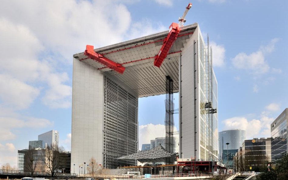 Grand Arc de la Fraternite - prace remontowe