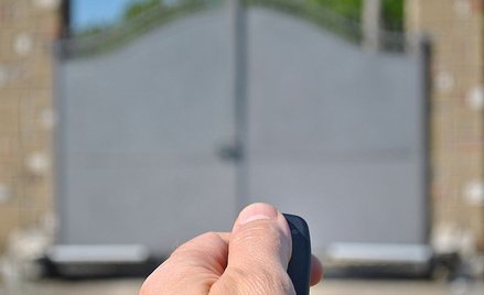 SN uchylił grzywnę za uszkodzenie auta otwieraną bramą