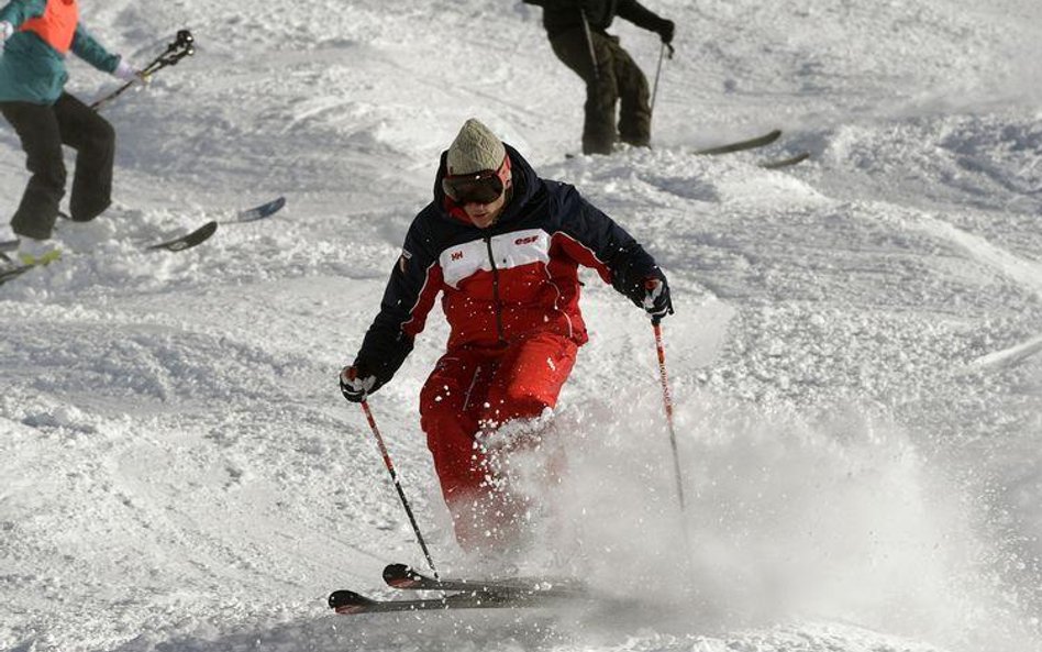 Na stoku narty lepsze od snowboardu