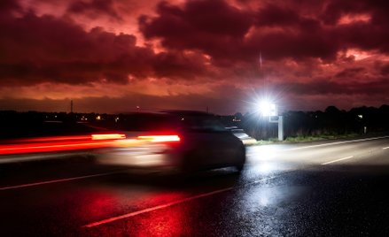 W Krzyszkowicach pod Myślenicami, stoi dziś rekordowo skuteczny fotoradar od lipca 2025 r. uwiecznił