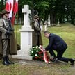 Prezydent RP Karol Nawrocki składa kwiaty pod pomnikiem pamięci mieszkańców Radruża i Okolic zamordo
