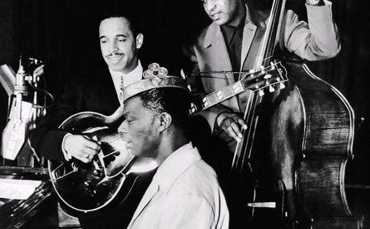 Występ zespołu The King Cole Trio w nowojorskim studiu NBC w 1947 r. Nat Cole grał na fortepianie, O