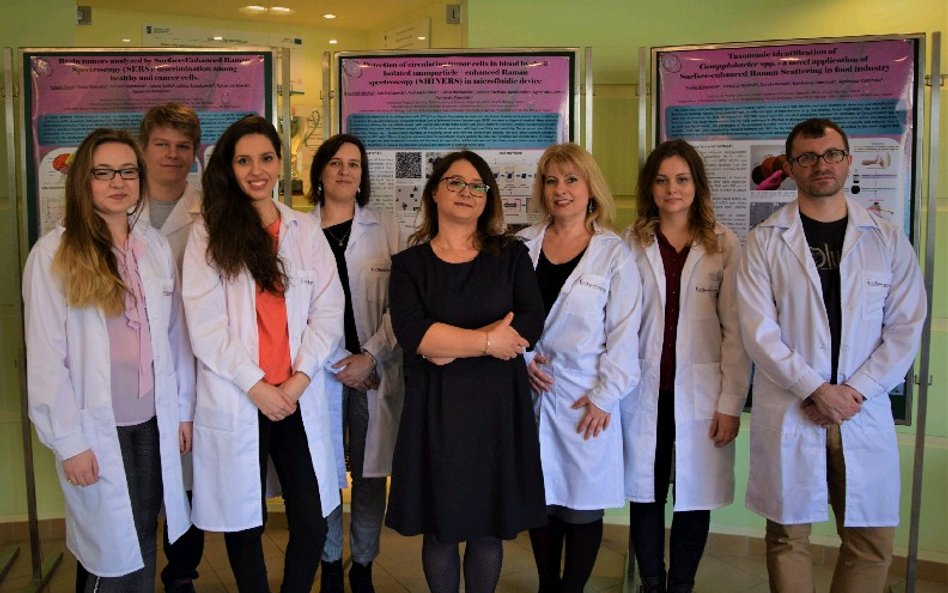 Dr hab. Agnieszka
Michota-Kamińska,
prof. nadzw. (w środku), pracuje nad wykrywaniem patogennych bak