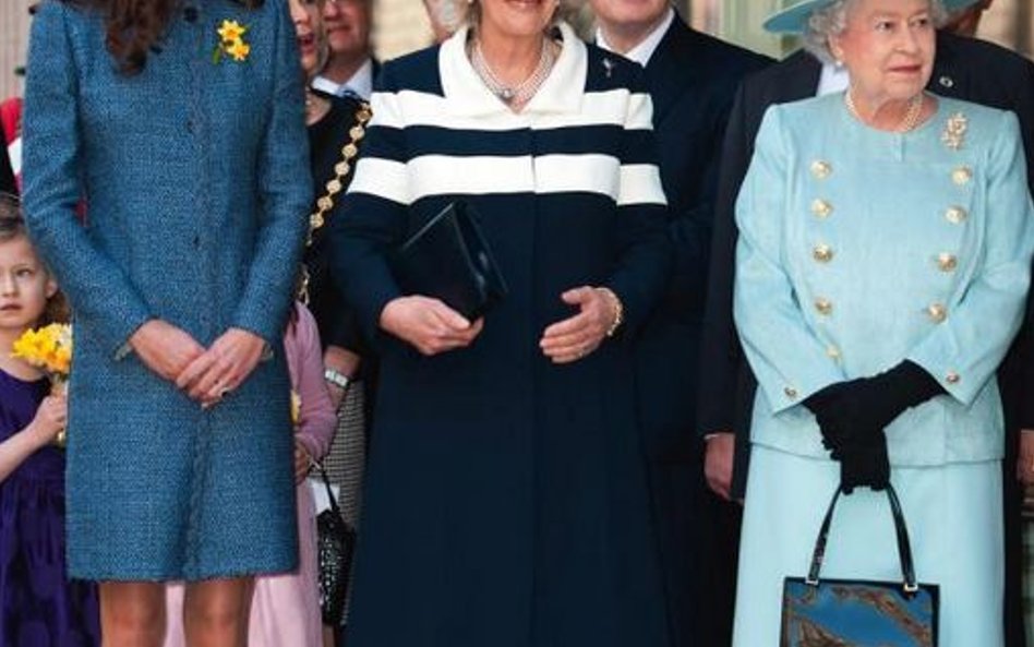 2012 r. Z księżną Camillą i księżną Kate w sklepie Fortnum & Mason na Piccadilly w Londynie.