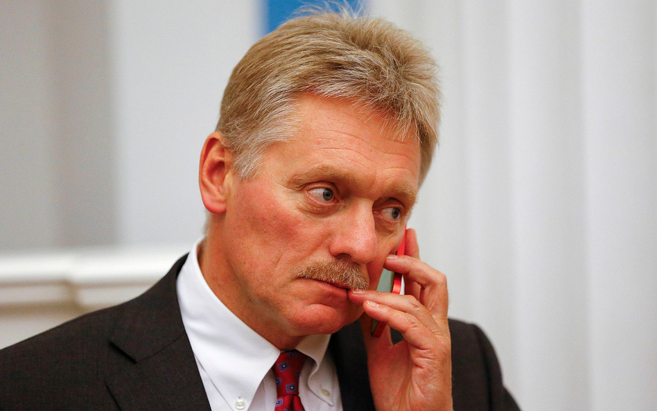 Rzecznik Kremla Dmitrij Pieskow, rozmawia przez telefon. Na razie jeszcze "obcy"