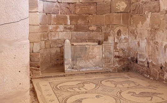 Marmurowa przegroda ołtarzowa kościoła w Petrze. Fot. Mariusz Gwiazda