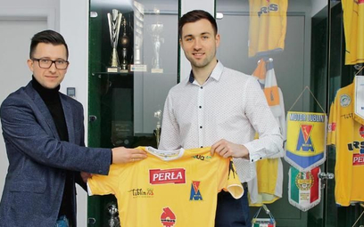 Leszek Bartnicki (z lewej) z nowym piłkarzem Motoru Radosławem Kursą.