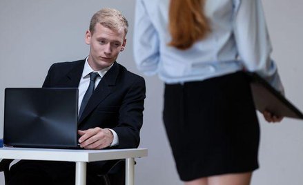 Bliskie relacje szefa z podwładnym a mobbing