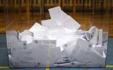Wybory 2023: czy karty do głosowania będzie można wrzucić do urny w kopercie?