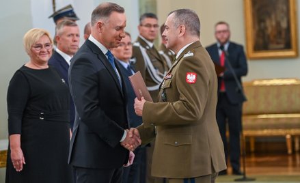 Prezydent RP Andrzej Duda wręcza nominację na szefa Sztabu Generalnego Wojska Polskiego gen. Wiesław