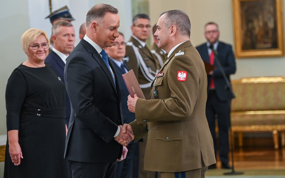 Prezydent RP Andrzej Duda wręcza nominację na szefa Sztabu Generalnego Wojska Polskiego gen. Wiesław