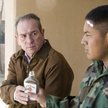 Hank Deerfield (Tommy Lee Jones, z lewej) wypytuje o losy syna jego kolegę, szeregowca Victora Wolfa