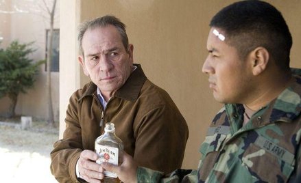 Hank Deerfield (Tommy Lee Jones, z lewej) wypytuje o losy syna jego kolegę, szeregowca Victora Wolfa