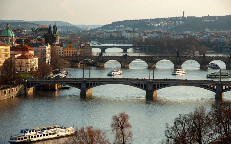 Praga wprowadza zakaz wycieczek z przewodnikiem typu pub crawl