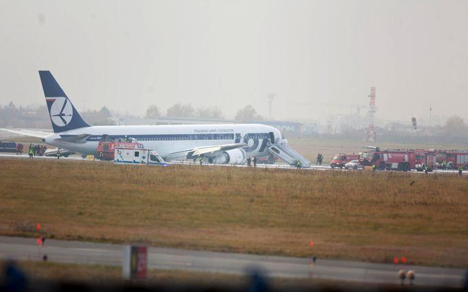 Uszkodzony boeing na płycie warszawskiego lotniska