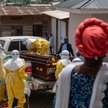 Ciała osób zmarłych z powodu zakażenia wirusem ebola są palone z powodu wysokiej zakażalności
