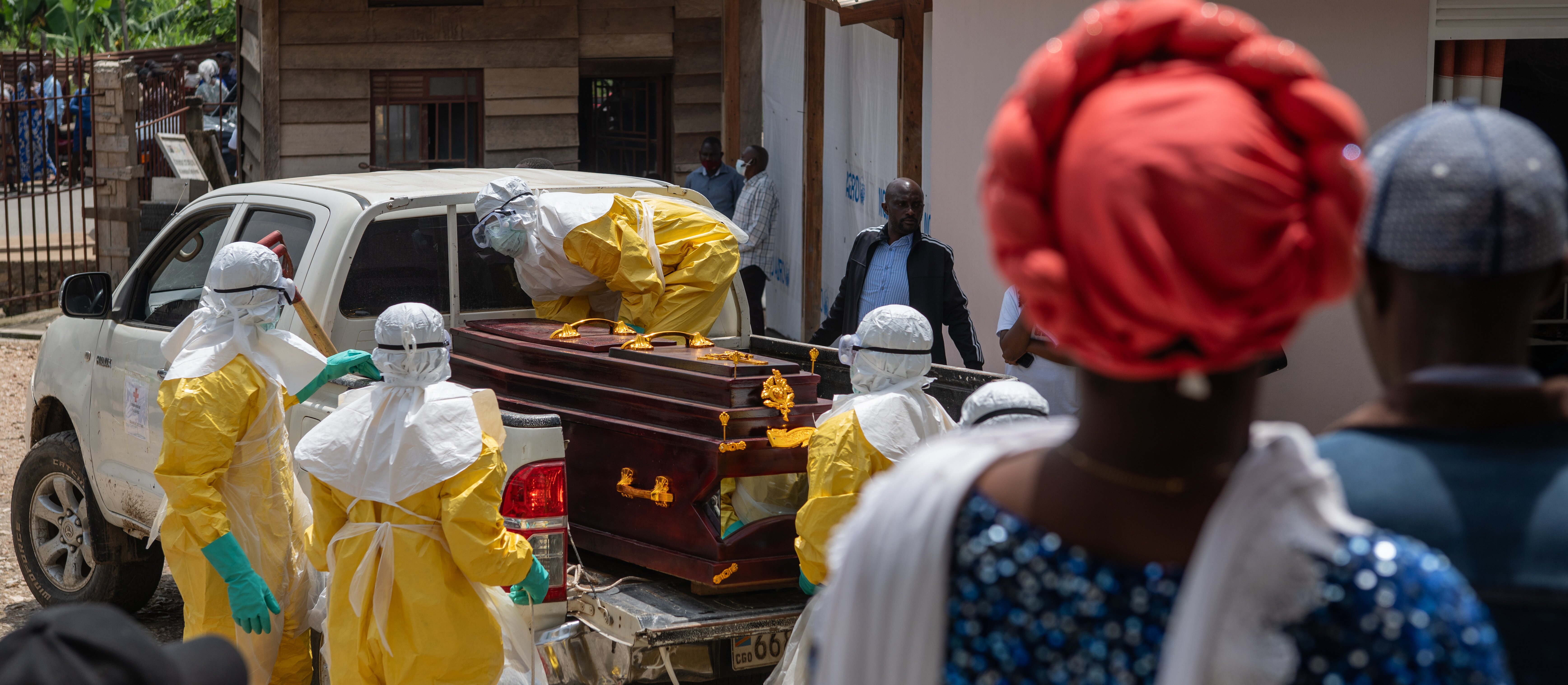Ebola wymyka się spod kontroli. Ataki na szpitale utrudniają walkę z epidemią