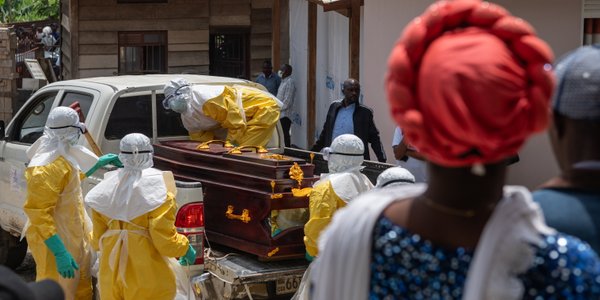 Ebola wymyka się spod kontroli. Ataki na szpitale utrudniają walkę z epidemią