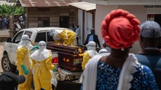 Ciała osób zmarłych z powodu zakażenia wirusem ebola są palone z powodu wysokiej zakażalności