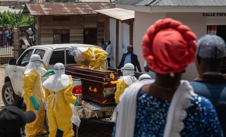 Ciała osób zmarłych z powodu zakażenia wirusem ebola są palone z powodu wysokiej zakażalności