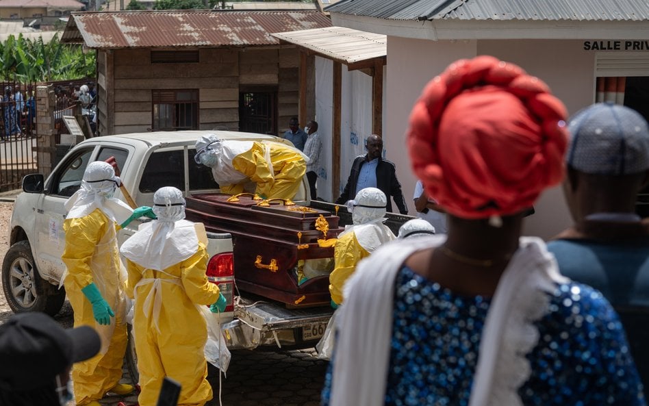 Ciała osób zmarłych z powodu zakażenia wirusem ebola są palone z powodu wysokiej zakażalności