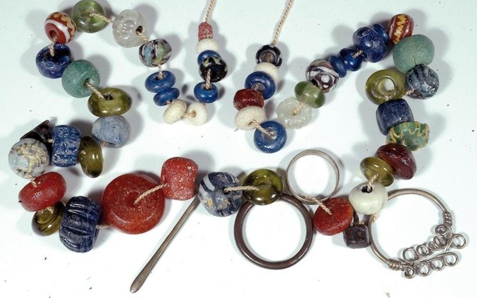 Kolia z paciorków szklanych, bursztynowych oraz wisiorków metalowych, IV wiek n.e.