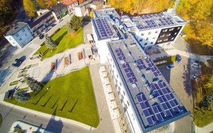 Urząd miejski w Czeladzi poddano termomodernizacji i wyposażono w panele fotowoltaiczne