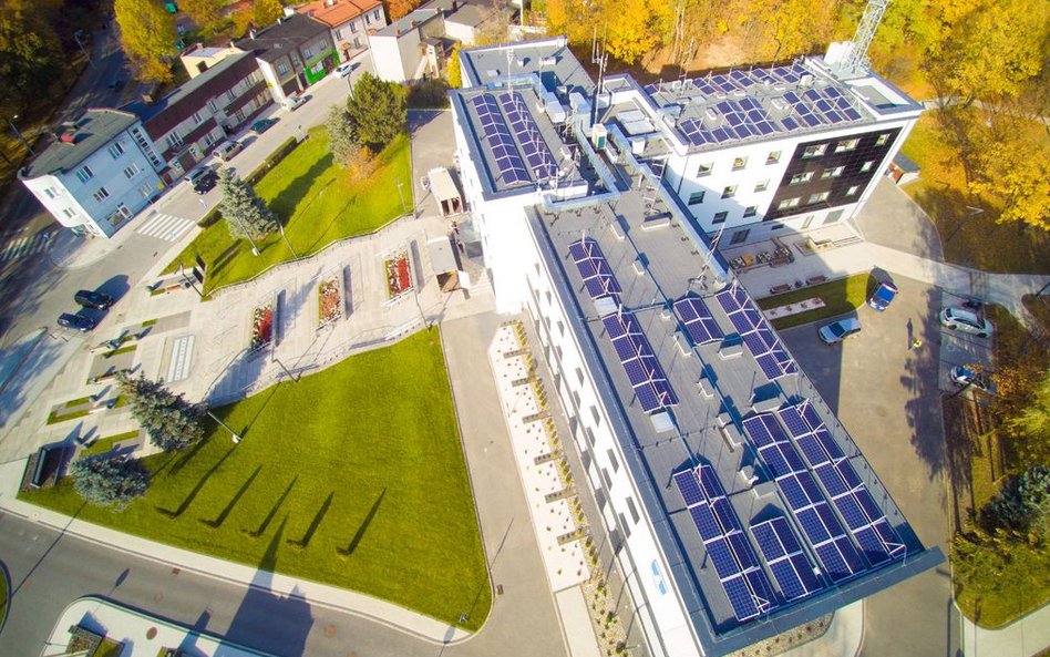 Urząd miejski w Czeladzi poddano termomodernizacji i wyposażono w panele fotowoltaiczne