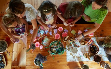 Ziołowy Dzbanek. Warsztaty dla dzieci z wyrobu pachnących ziołami mydełek (fot. Konrad Królikowski)
