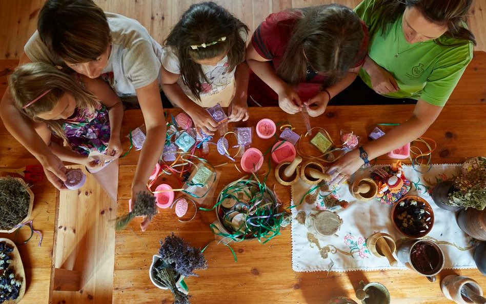 Ziołowy Dzbanek. Warsztaty dla dzieci z wyrobu pachnących ziołami mydełek (fot. Konrad Królikowski)