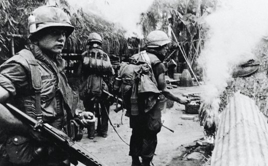 Amerykańscy żołnierze po zamordowaniu mieszkańców My Lai (16&nbsp;marca 1968 r.) spalili wioskę. W&n