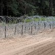 Zapora z drutu kolczastego przy pasie drogi granicznej na polsko-białoruskiej granicy w Kopczanach