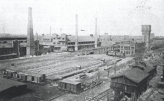 W budynkach i halach ukrywało się w wojnę kilkaset osób